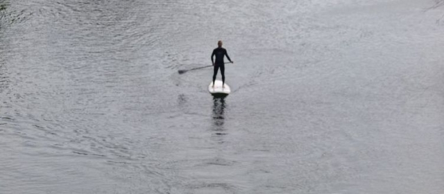 joven en el agua en una tabla de sup
